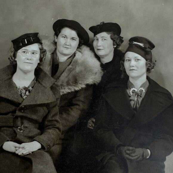 Vintage Photobooth Studio Photography‎ Group of 4 Women Girlfriends Best Friends - Picture 3 of 10